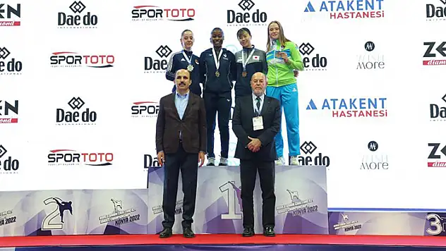 Başkan Altay Karate Şampiyonasında dereceye giren sporculara madalyalarını verdi
