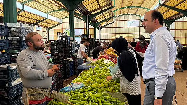 Başkan Altay, Karkent Pazarı'nda esnaf ve vatandaşlarla bir araya geldi