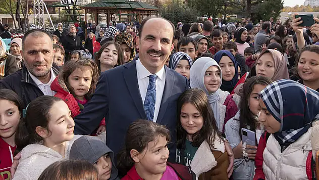 Başkan Altay karne alan öğrencileri tebrik etti