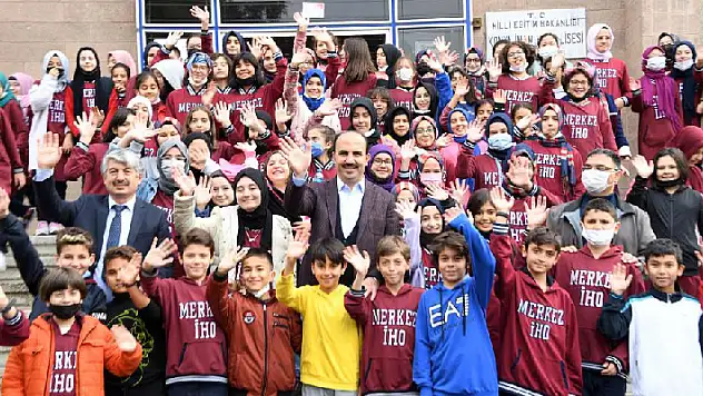 Başkan Altay karne alan öğrencileri tebrik etti
