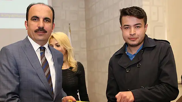 Başkan Altay, kitapseverleri ödüllendirdi