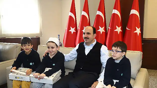 Başkan Altay Konyalı çocukları şivlilik hediyeleriyle sevindiriyor
