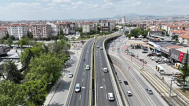Konya Büyükşehir Belediyesi tarafından Koyuncu Köprülü Kavşağı'nda yürütülen asfalt yenileme çalışmaları tamamlandı