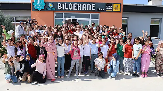 Başkan Altay, Ladik'te yapımında sona gelinen düğün salonunu inceledi, Bilgehane öğrencileriyle buluştu
