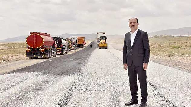 Başkan Altay mahalle yollarında sathi kaplama çalışmalarını başlattı
