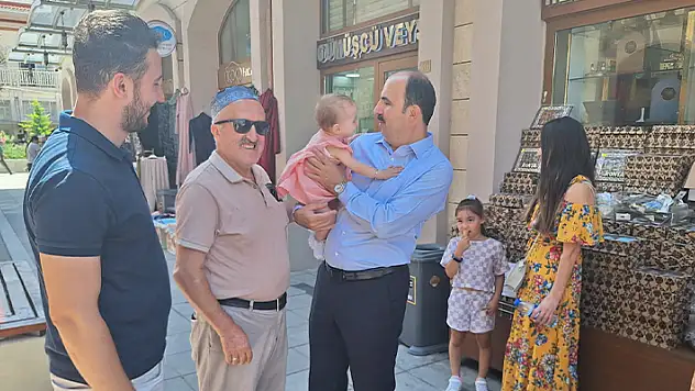 Başkan Altay, Mevlana Türbesi çevresinde esnafları ziyaret ederek vatandaşlarla sohbet etti 