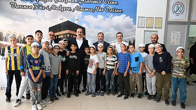 Başkan Altay, minik Kur'an talebelerine eğitim seti dağıttı