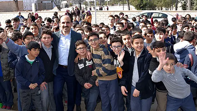 Başkan Altay öğrencileri ziyaret etti