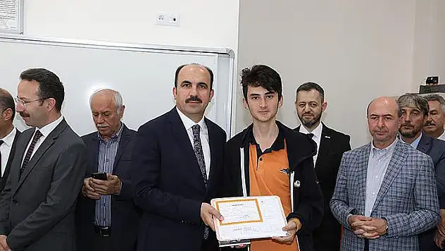 Başkan Altay öğrencilerin karne heyecanına ortak oldu