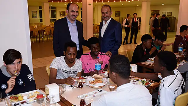 Başkan Altay, Öğrencilerin Sahur Bereketine Ortak Oldu