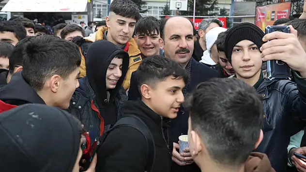 Başkan Altay, öğrencilerle ve esnafla buluştu