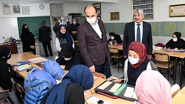 Başkan Altay öğretmen ve öğrencilerle buluştu
