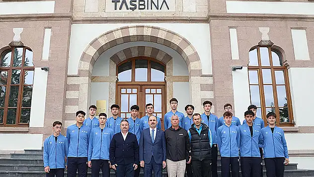 Başkan Altay okullar arası voleybol şampiyonalarında dereceye giren öğrencileri tebrik etti