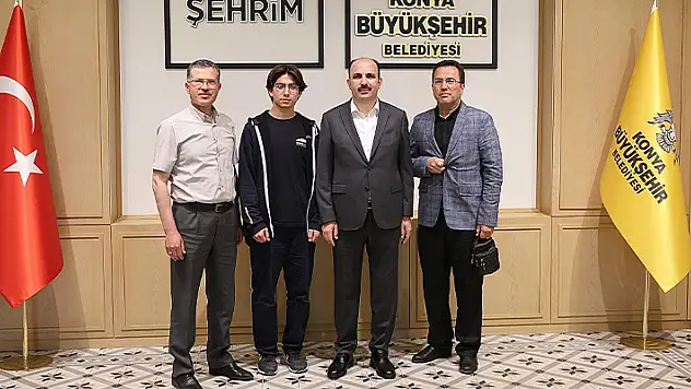Başkan Altay, örnek davranışıyla sosyal medyada büyük beğeni toplayan liseli gençle buluştu 