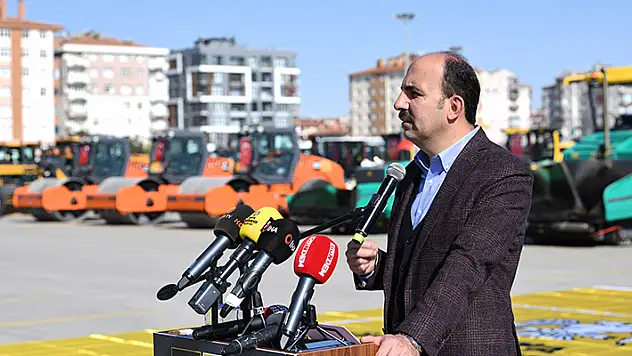 Başkan Altay öz kaynakla 664 milyon liraya alınan 288 aracın tanıtımını yaptı
