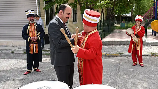 Başkan Altay, Özel Gençler Mehter Takımı tarafından coşkulu bir şekilde karşılandı