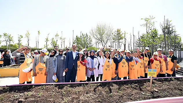 Başkan Altay, özel öğrencilerle fide dikti