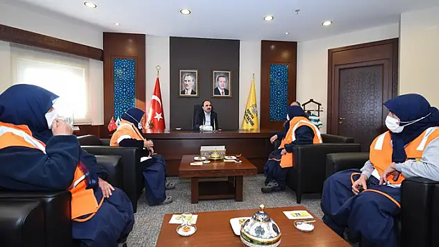 Başkan Altay Park ve Bahçeler Dairesinin kadın çalışanlarıyla buluştu
