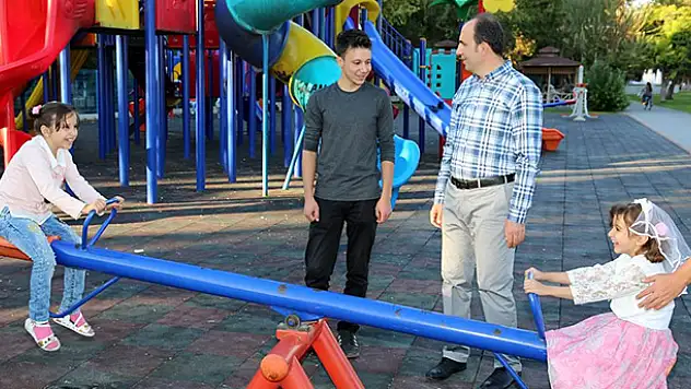 Başkan Altay, parklardaki vatandaşlar ve çocuklarla bir araya geldi