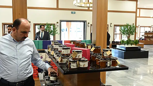 Başkan Altay, Pelen Yöresel Ürün Satış Merkezi'nde incelemelerde bulundu