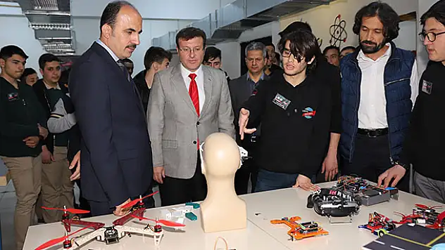 Başkan Altay, robot yarışmasında şampiyon olan öğrencilerle buluştu