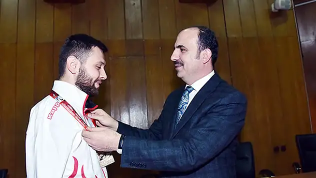 Başkan Altay, şampiyon para tekvandocuyu ödüllendirdi