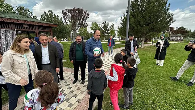Başkan Altay şehir merkezinde esnaf ve vatandaşlarla buluştu
