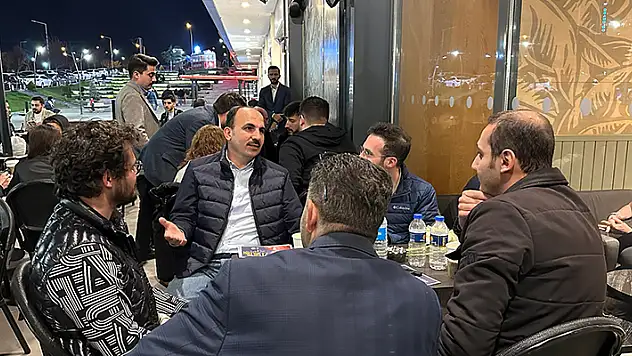 Başkan Altay şehir merkezinde gençlerle buluştu
