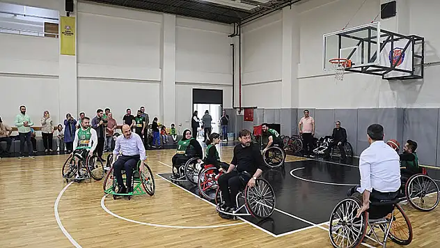 Başkan Altay tekerlekli sandalyeye oturdu, engelli basketbolcularla maç yaptı
