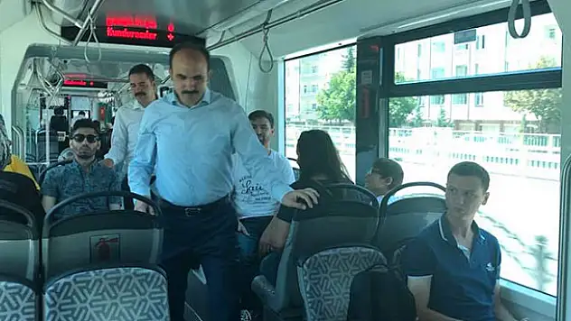 Başkan Altay tramvayda Konyalılarla bayramlaştı