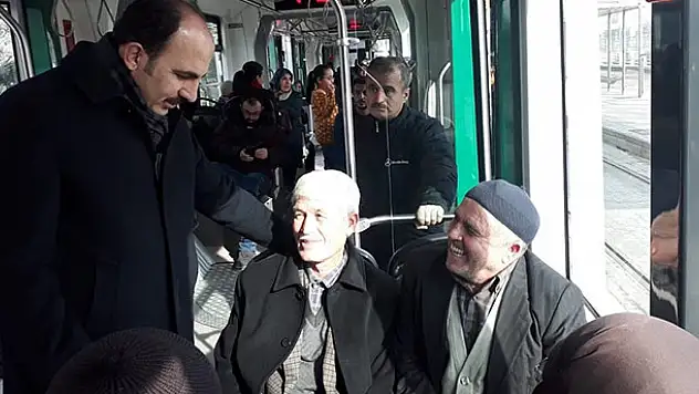 Başkan Altay tramvayda vatandaşlarla bir araya geldi