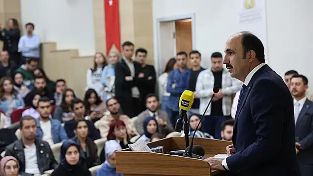 Başkan Altay,  'Üniversite Buluşmaları' kapsamında öğrencilerle bir araya geldi