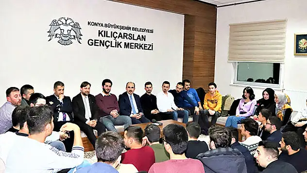 Başkan Altay üniversiteli gençlerle buluştu