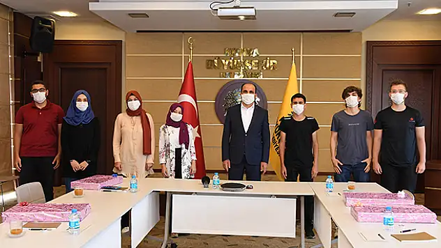 Başkan Altay YKS'de ilk 100'e giren Konyalı öğrencileri ağırladı