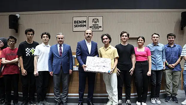 Başkan Altay, YKS'de ilk 100'e giren Konyalı öğrencilerle bir araya geldi