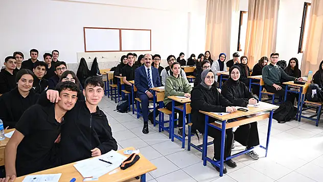 Başkan Altay, YKS'ye hazırlanan öğrencileri 'Dijital Eğitim Platformu'na kayıt yaptırmaya davet etti