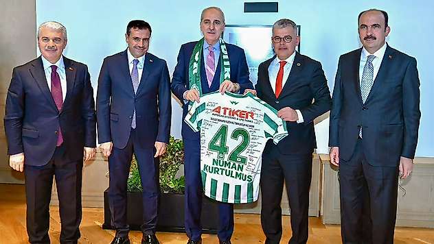 Başkan Atiker'den Kurtulmuş'a forma