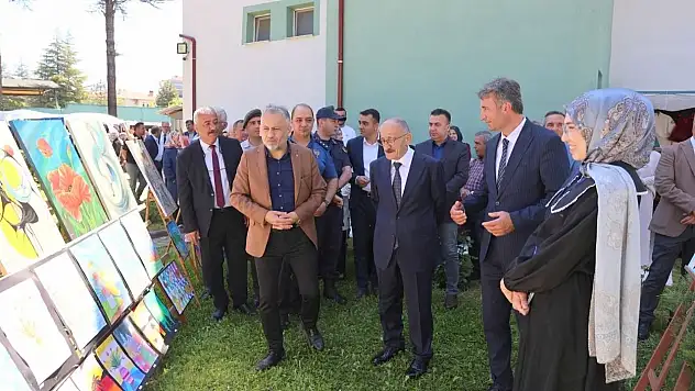 Başkan Bayındır el emeği göz nuru eserleri inceledi