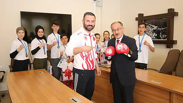 Başkan Bayındır, şampiyon sporcuları ödüllendirdi