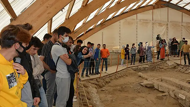 Başkan Candan'dan üniversiteli öğrencilere hoş geldin programı