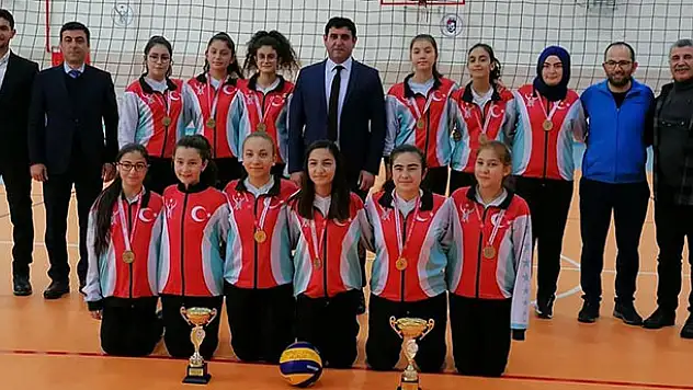 Başkan Çiğdem, grup elemelerinde ikinci olan voleybolcuları kutladı