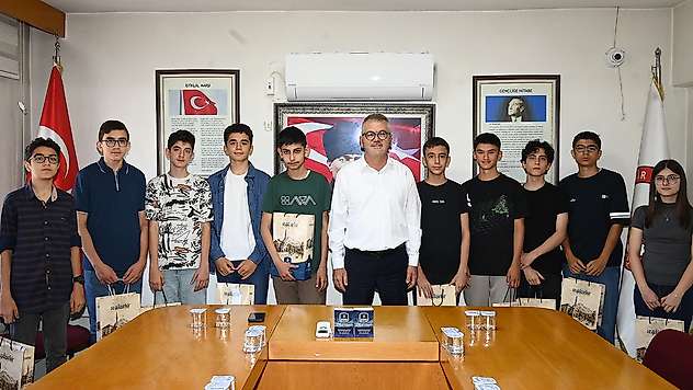 Başkan'dan LGS'de başarılı öğrencilere ödül