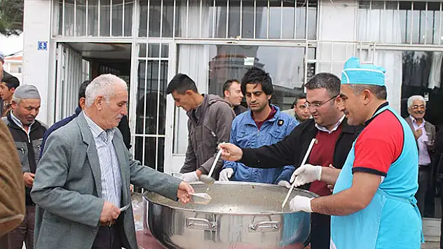 Başkan Demirhan vatandaşlara aşure dağıttı