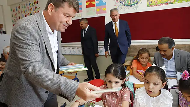 Başkan Dinçer, okulun ilk gününde öğrenci ve öğretmenleri yalnız bırakmadı
