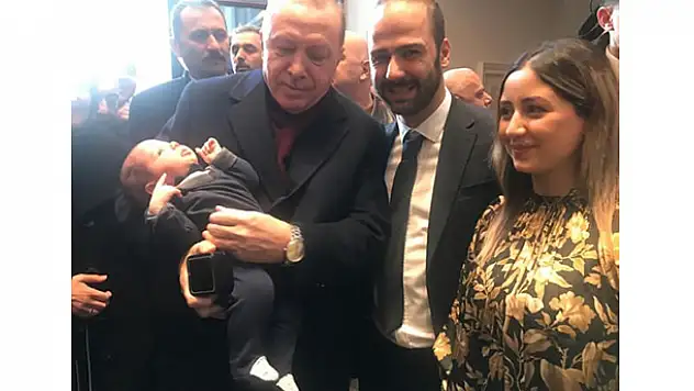 Başkan Erdoğan, Mahir bebeğe altın taktı