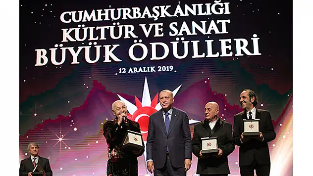 Başkan Erdoğan ödülleri kendi elleriyle takdim etti