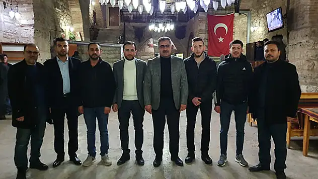 Başkan Ertaş, şehit cenazesinde üşüyen askerlere montlarını giydiren gençlerle bir araya geldi