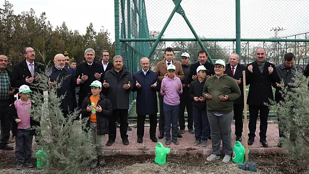 Başkan Hasan Kılca, öğrencilerle fidan dikti