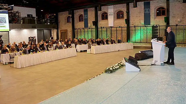 Başkan Kavuş, 3 yıllık hizmetlerini Konya protokolüne anlattı
