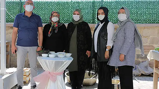 Başkan Kavuş bağ bozumu yaptı, pekmez kaynattı